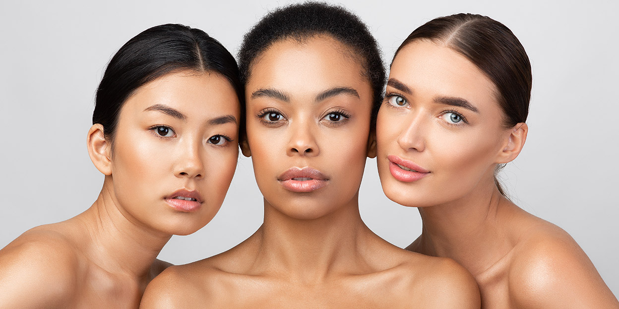 Trois beaux visages de femmes modelés, harmonieux, à la peau lisse, fraiche, hydratée, lumineuse, éclatante de santé
