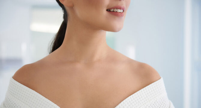 Très gracieux et élégant port de tête de femme eurasienne, visage, cou et décolleté modelés, lisses, frais et lumineux
