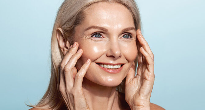 Portrait de belle femme d'âge moyen, souriante, naturelle, visage frais, lumineux, lisse, pulpeux, tonique, éclatant de santé