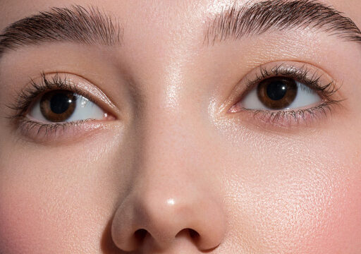 Beau visage de femme, naturel et harmonieux, frais, lisse, ferme, tonique, lumineux, les yeux levés vers le ciel
