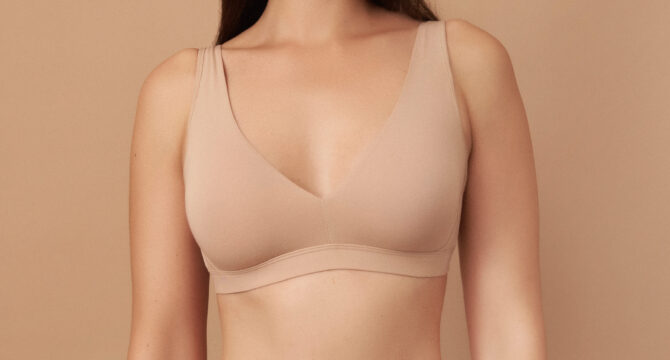 Beau buste de femme mince, élancée, en soutien-gorge couleur chair, belle poitrine, ferme, galbée, au volume harmonieux